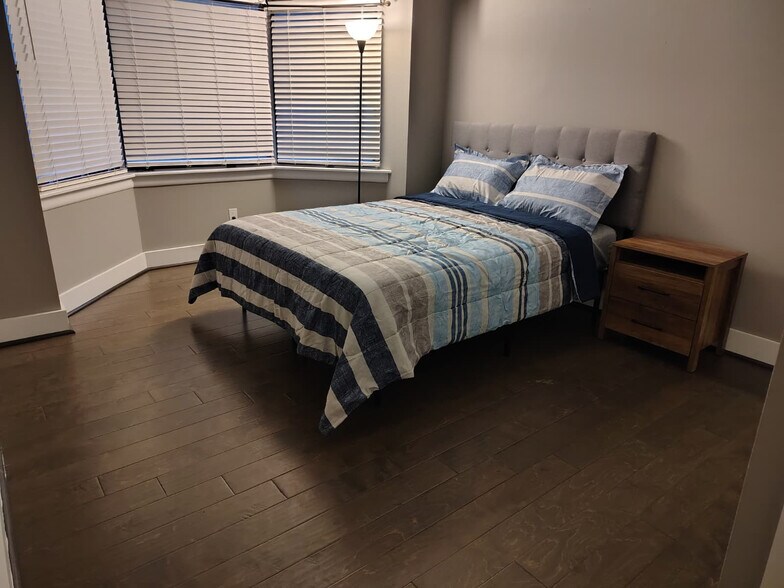 Building Photo - Room in Apartment on N Poplar St