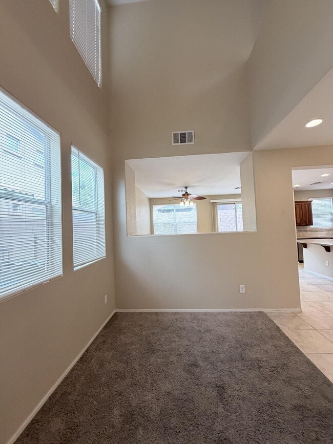 Building Photo - 3 bd 2.5 bath with LOFT