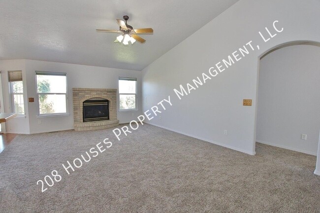 Building Photo - Clean & Move-In Ready Home!