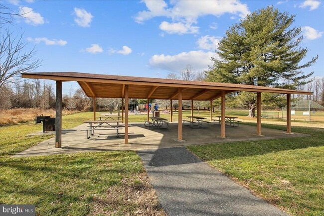 Building Photo - 2867 Shepperton Terrace