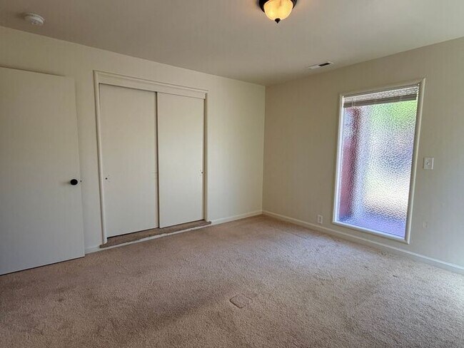 Building Photo - 3 Bed and 3 Bath Home Located Off of Forest Ave