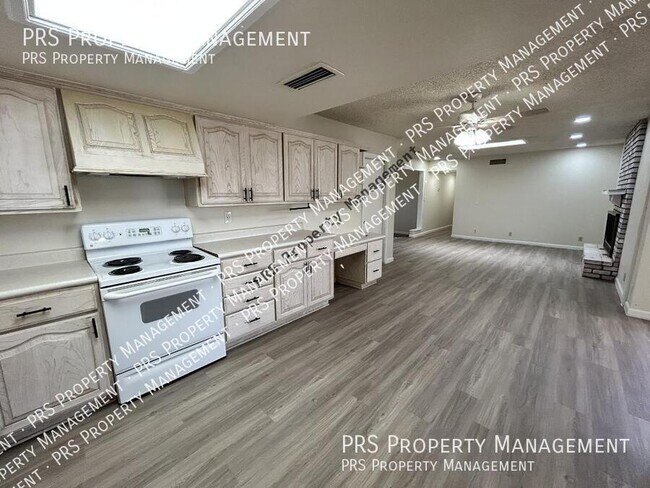 Building Photo - 711 N Oracle-