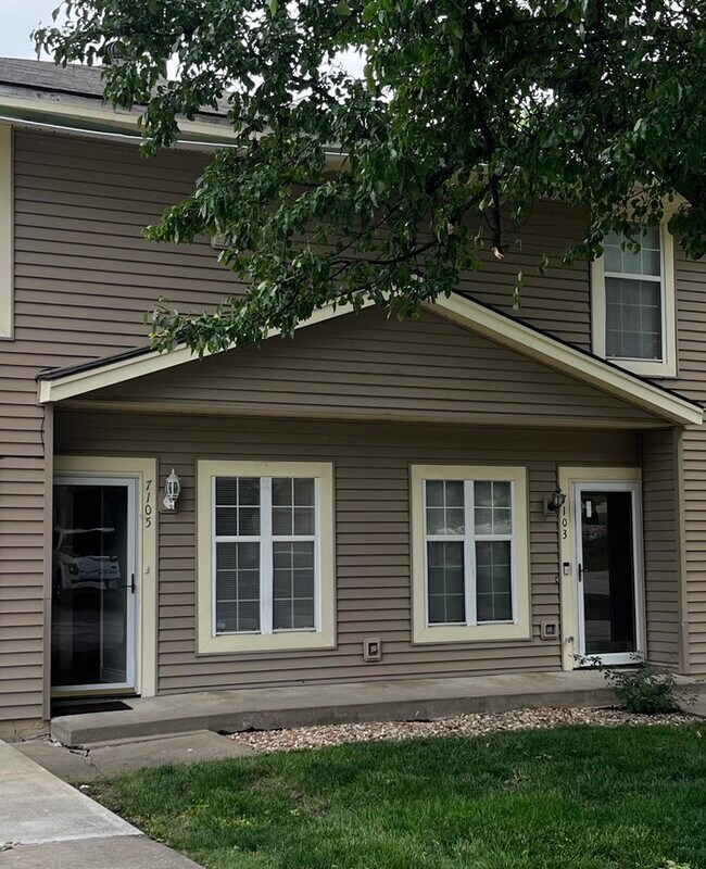 Building Photo - Spacious, 2 Car Garage! Great Location!