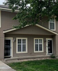 Building Photo - Spacious, 2 Car Garage! Great Location!