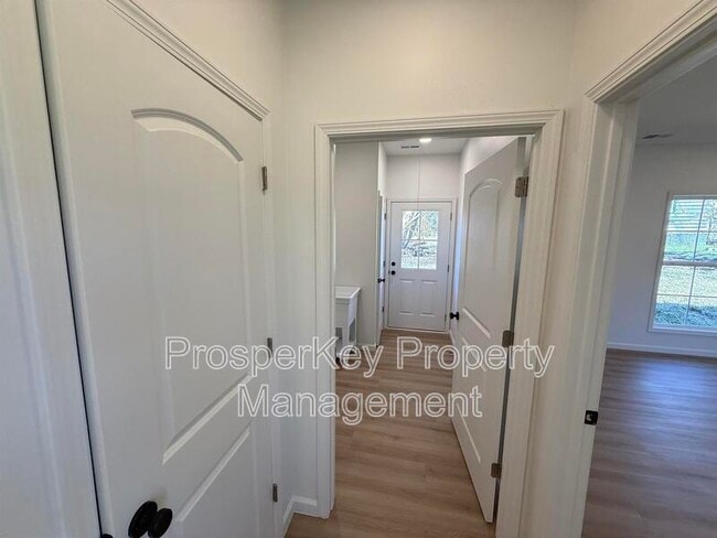 Building Photo - 405 E Chappell St