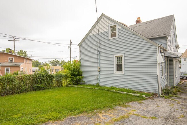 Building Photo - 3262 W 122nd St