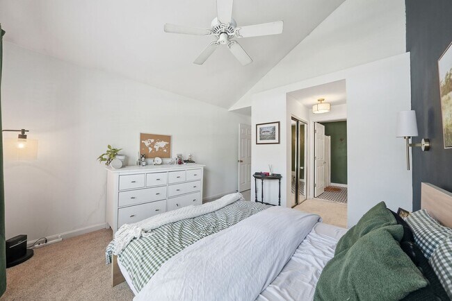 Building Photo - Enjoy the ease of condo style townhome living in this bright and inviting end unit.