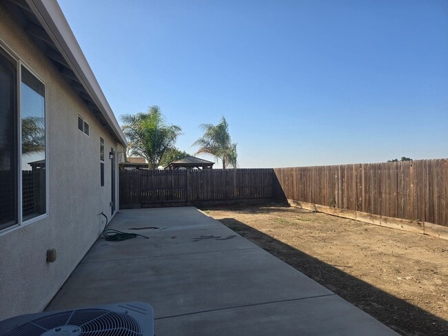 Building Photo - 3 Br 2 Bath Available 12/1
