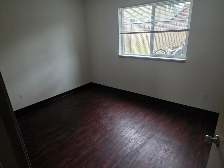 Building Photo - 753 Clay St E