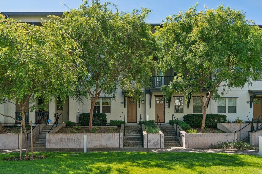 Building Photo - 489 Diller St