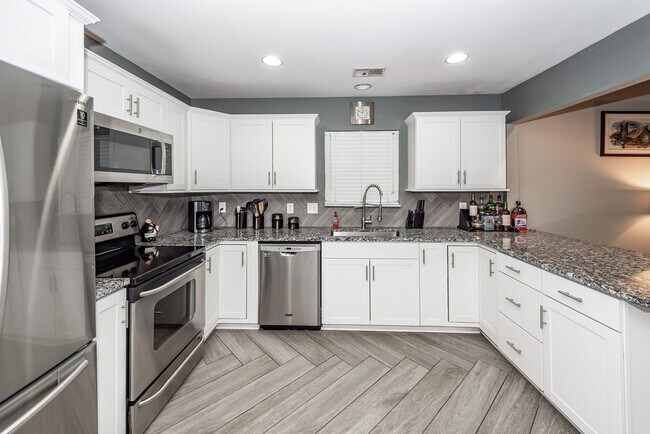 Building Photo - 7988 Shadow Oak Dr