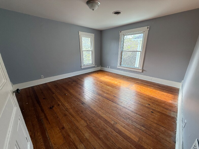 Building Photo - 227 1/2 N Main St