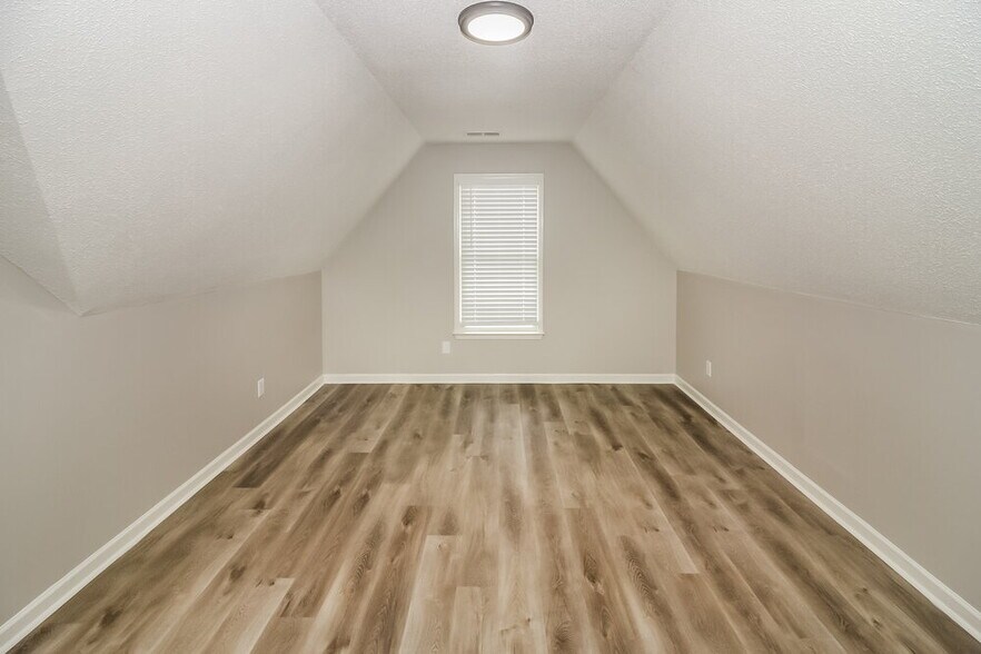 Building Photo - 10221 Green Moss Dr N