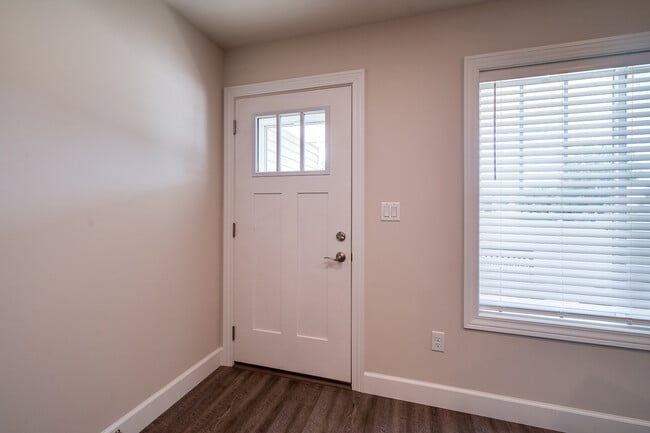 Building Photo - 512 Dearbaugh Ave