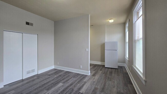 Building Photo - 2-BED SECTION 8 APPROVED