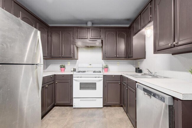 Building Photo - 6209 Langham St