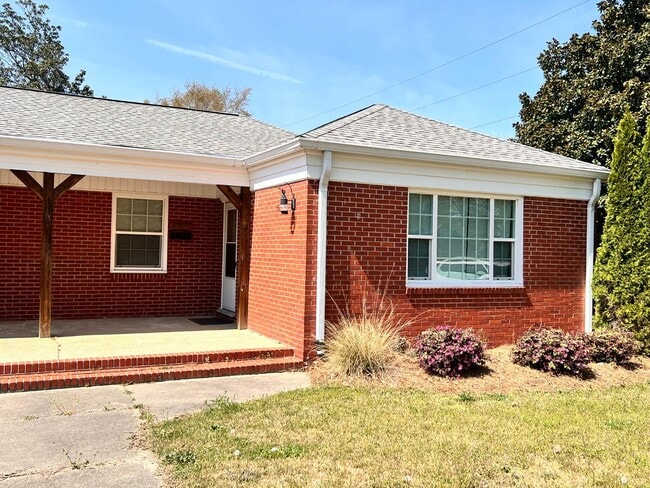 Building Photo - 807 N Ellis Ave