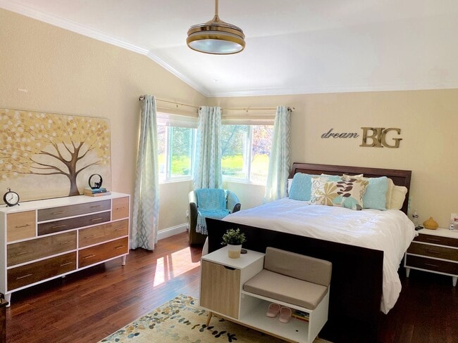 Building Photo - Beautiful End Unit Townhome in Fantastic A...
