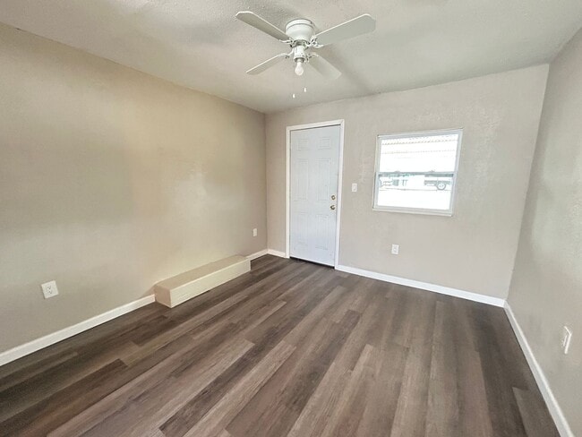 Building Photo - Updated 1 Bed 1 Bath Unit in Super Convenient Location!