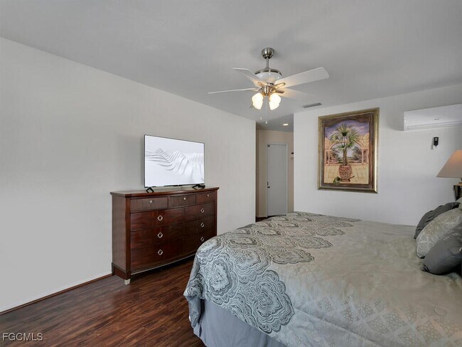 Building Photo - 908 SE 35th Terrace