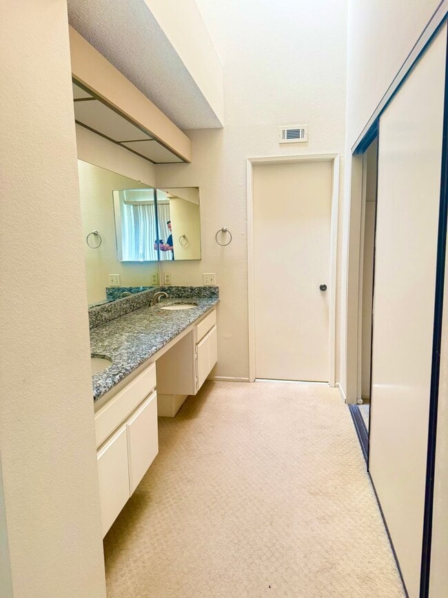 Building Photo - AWESOME 2 BEDROOM 2 BATH CONDO