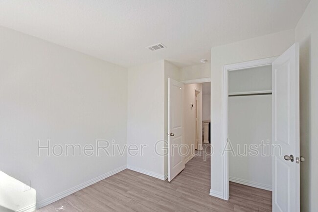 Building Photo - 2018 Richland Dr