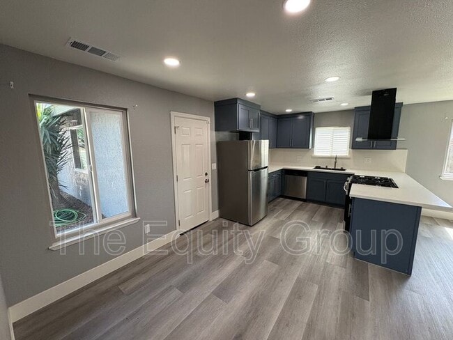 Building Photo - 609 S Acacia Dr