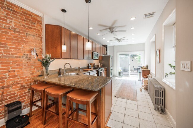 Building Photo - Two Bed Graduate Hospital Townhome