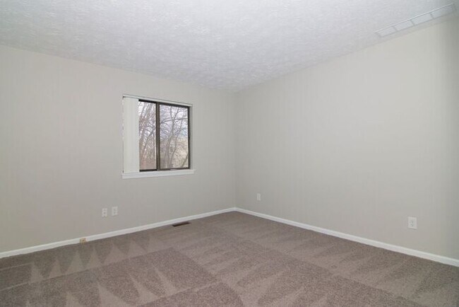 Building Photo - 2 Bedroom Condo