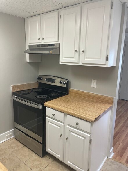 Kitchen - 1725 King Woods Dr, APT A
