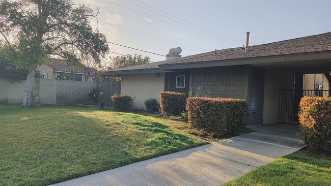 Building Photo - 1300A