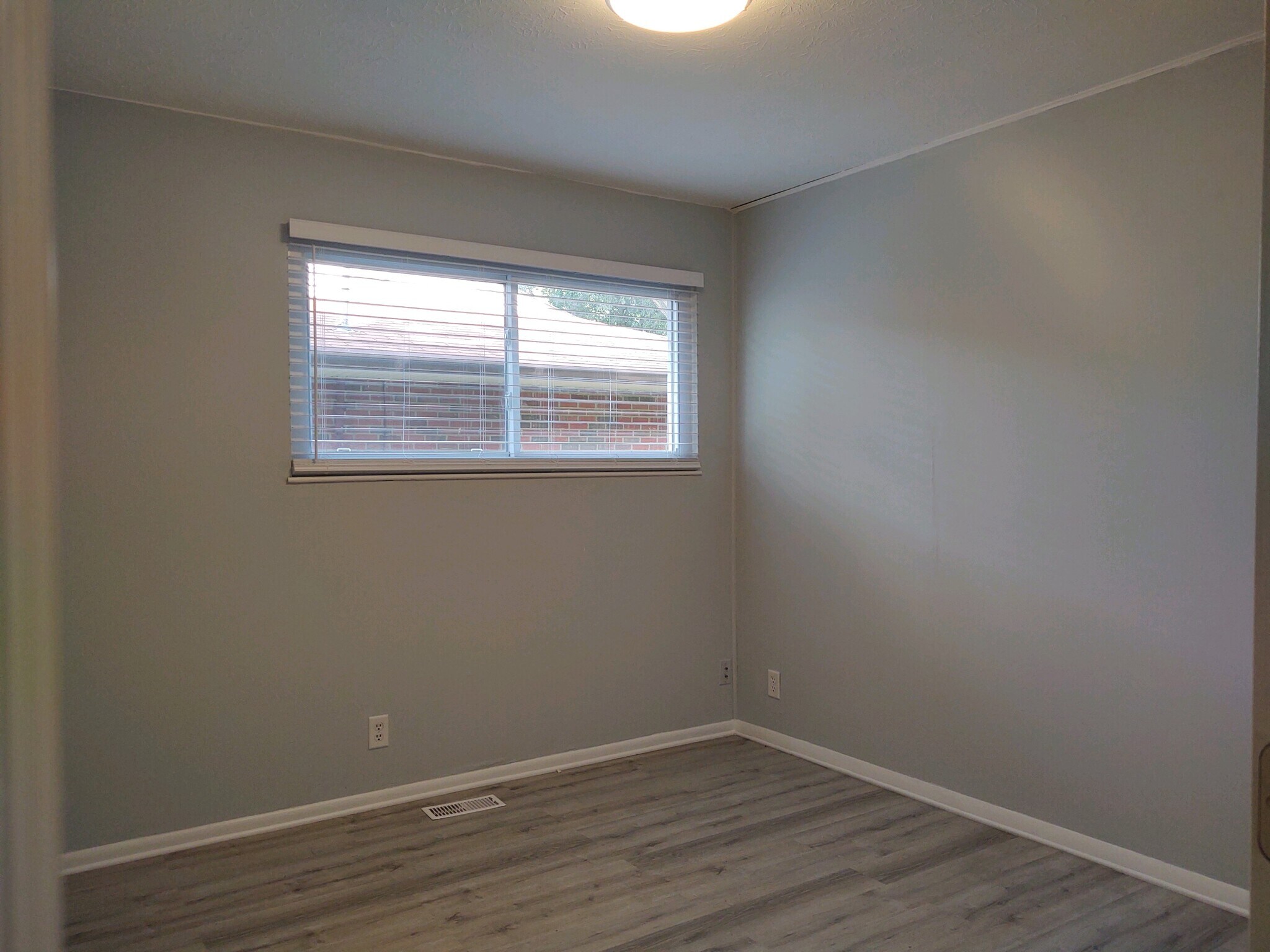 Building Photo - 140 Maple Dr