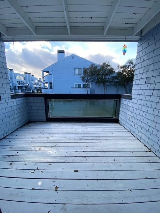Building Photo - Sunny Townhouse in Lighthouse Cove