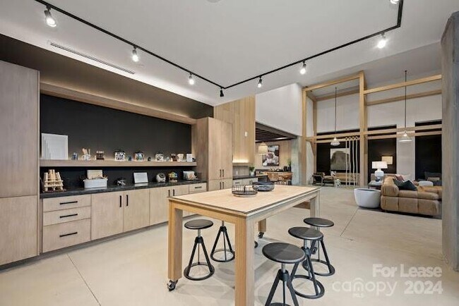 Building Photo - 536 W Tremont Ave