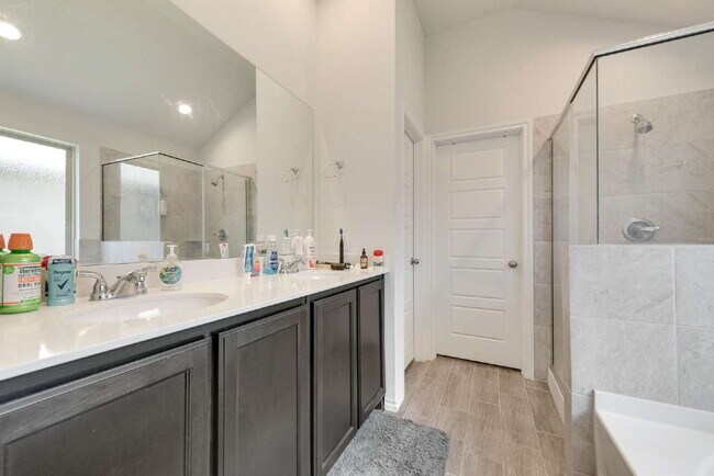 Building Photo - "Upgraded 3-Bed, 2-Bath Ranch Home Conveni...