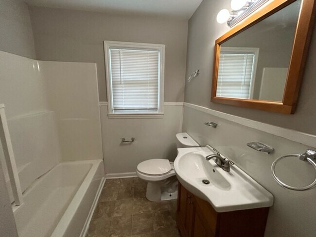 Building Photo - Charming 3-Bedroom Home in a Convenient Hu...
