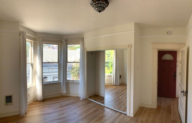 Building Photo - UPDATED BRIGHT 2BR/1BA  Top Floor Noe Valley 29th/Noe East/West VIEWS