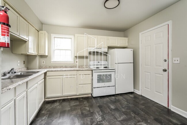 Building Photo - Charming 4-Bedroom Rental with Hardwood Fl...