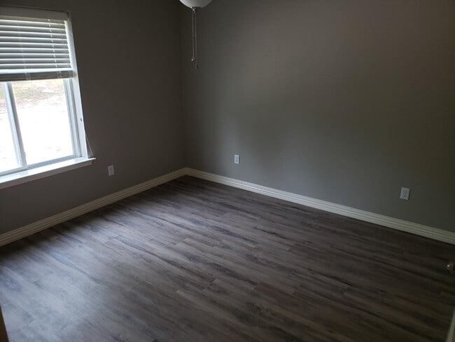Building Photo - 103 Corine St
