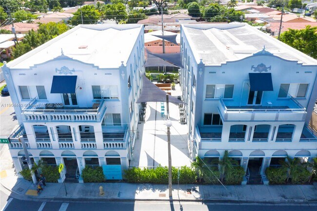 Building Photo - 1818 SW 22nd Ave