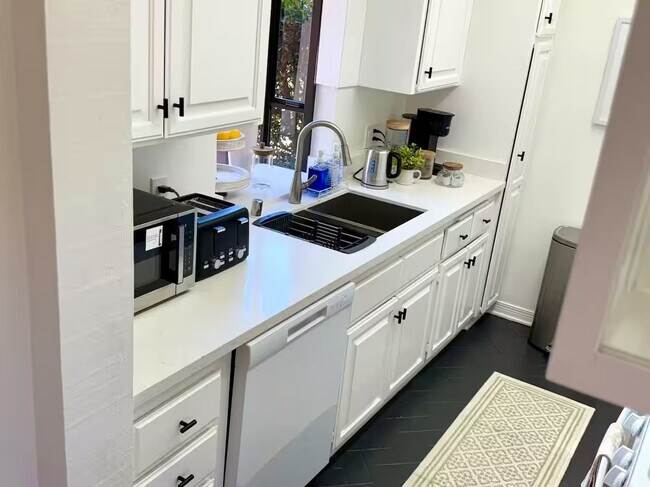 Building Photo - Lion's Grove A