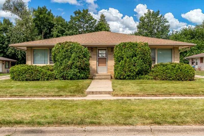 Building Photo - 3220/3222 Darwood Drive