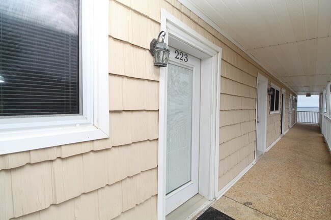 Building Photo - Bayfront 2BR/2BA Condo at Bayview Terrace ...