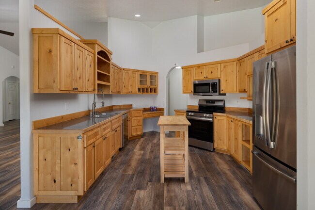 Building Photo - "Charming 3 bed / 2 Bath w/ Additional Off...