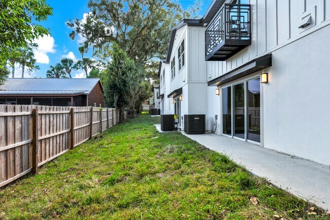 Building Photo - 37 SE 15th Terrace