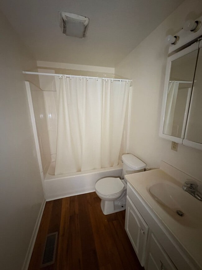 Building Photo - Charming 4 bed home located at in North Toledo