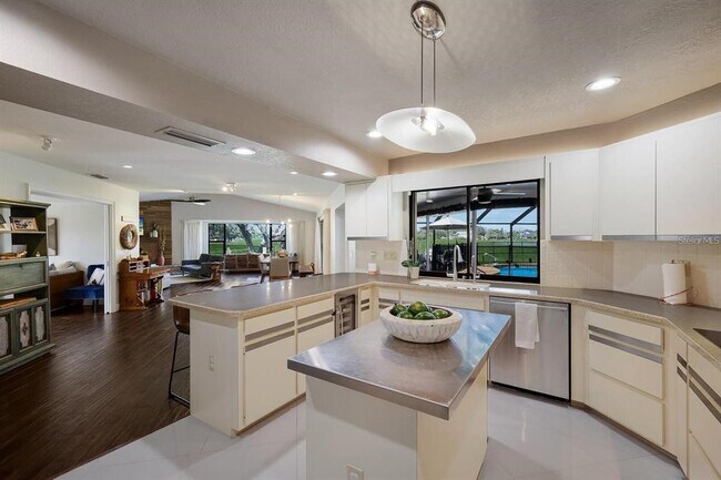 Building Photo - 3705 Torrey Pines Blvd