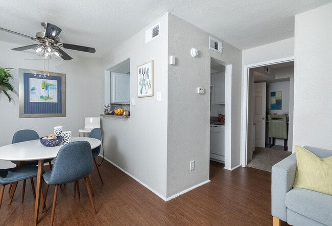 Carelton Courtyard apartments — community photo - Carelton Courtyard