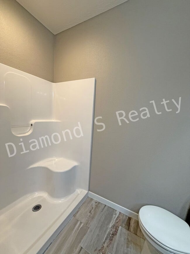 Building Photo - Gorgeous 4 Bedroom Ozark House Coming Earl...