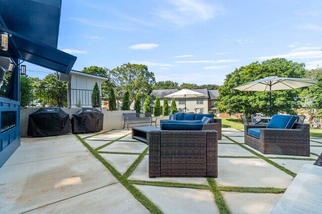 Building Photo - 1 Bed, 1 Bath Furnished Apartment  – Great Location & Amenities! Flexible Lease Terms Available